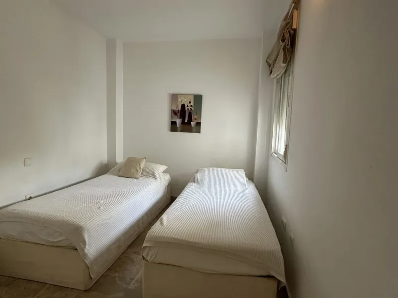 Prime location and excellent amenities, this 3 bedroom apartment is situated in the sought-after Los naranjos de Marbella, within the prestigious area of Nueva Andalucía benefiting from close proximity to a variety of amenities, including supermarkets, co