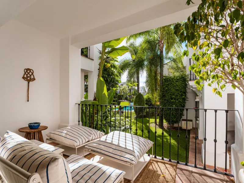 Montebello Apartment is an elegant three-bedroom, three-bathroom apartment for sale in Montebello Hills, an exclusive private community in Sierra Blanca on Marbella's Golden Mile. It combines refined style, modern functionality and a prime location that o