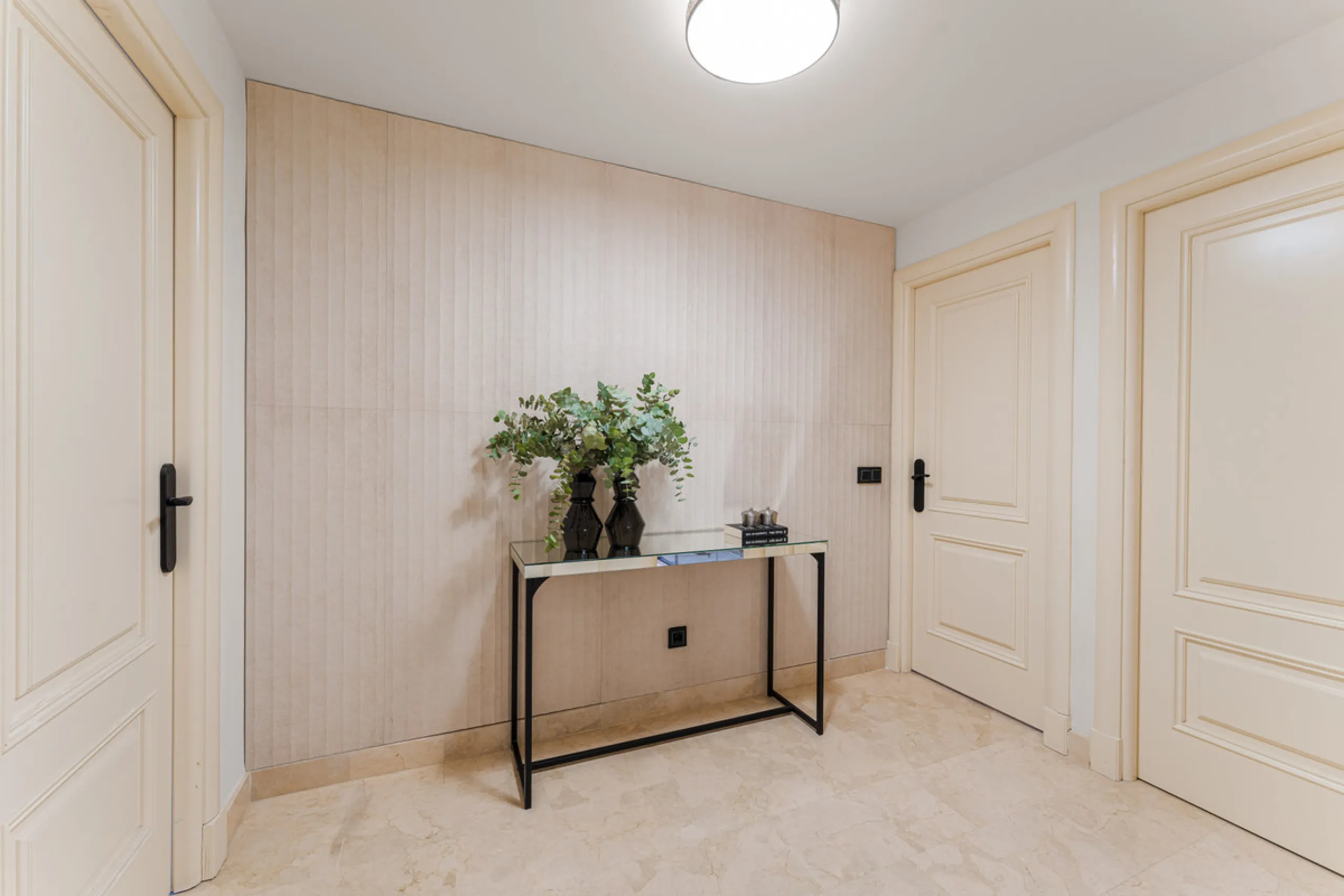 Montebello Apartment is an elegant three-bedroom, three-bathroom apartment for sale in Montebello Hills, an exclusive private community in Sierra Blanca on Marbella's Golden Mile. It combines refined style, modern functionality and a prime location that o