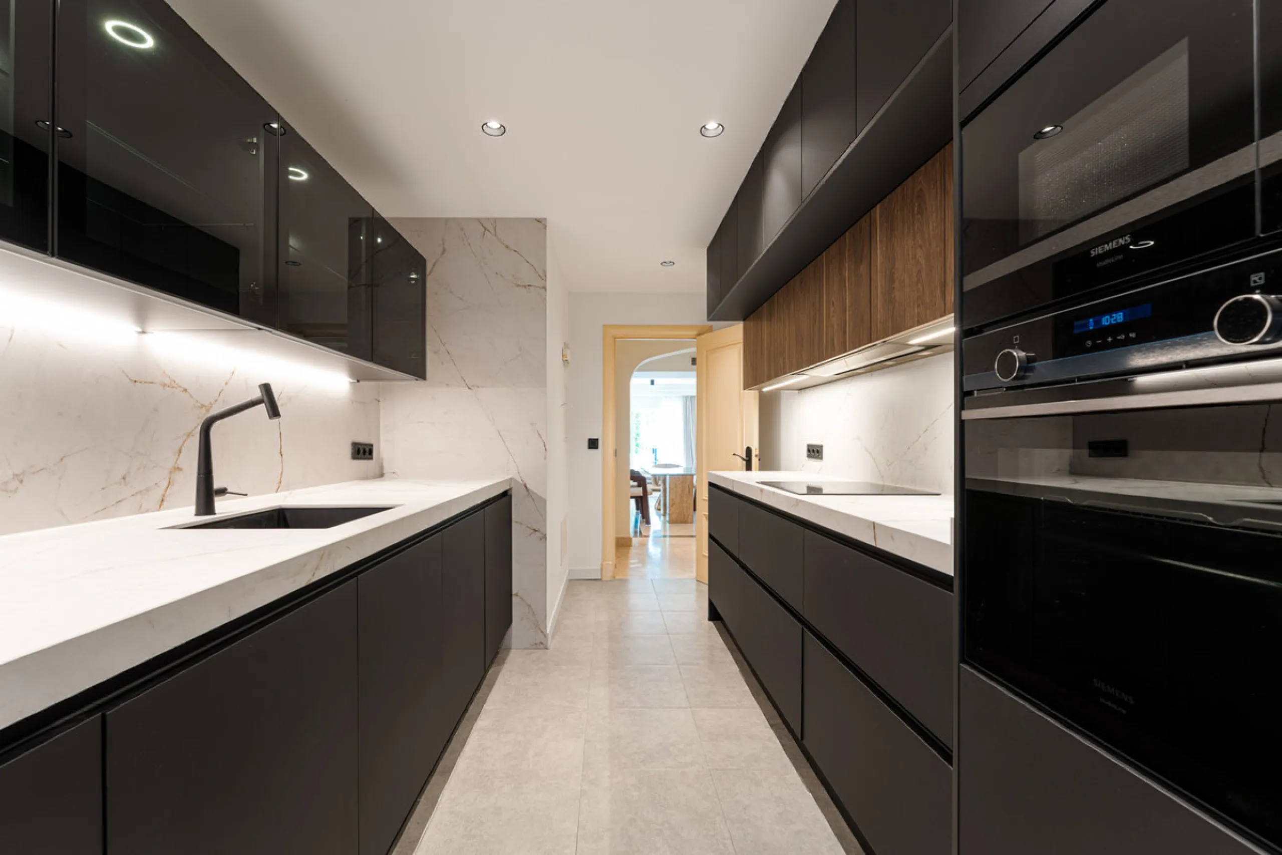 Montebello Apartment is an elegant three-bedroom, three-bathroom apartment for sale in Montebello Hills, an exclusive private community in Sierra Blanca on Marbella's Golden Mile. It combines refined style, modern functionality and a prime location that o