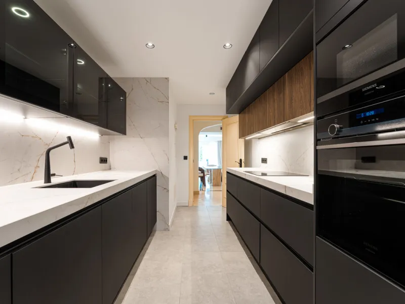 Montebello Apartment is an elegant three-bedroom, three-bathroom apartment for sale in Montebello Hills, an exclusive private community in Sierra Blanca on Marbella's Golden Mile. It combines refined style, modern functionality and a prime location that o