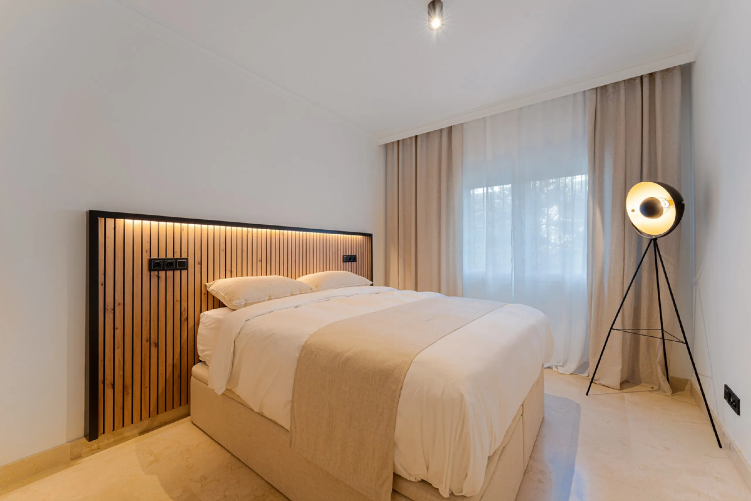 Montebello Apartment is an elegant three-bedroom, three-bathroom apartment for sale in Montebello Hills, an exclusive private community in Sierra Blanca on Marbella's Golden Mile. It combines refined style, modern functionality and a prime location that o