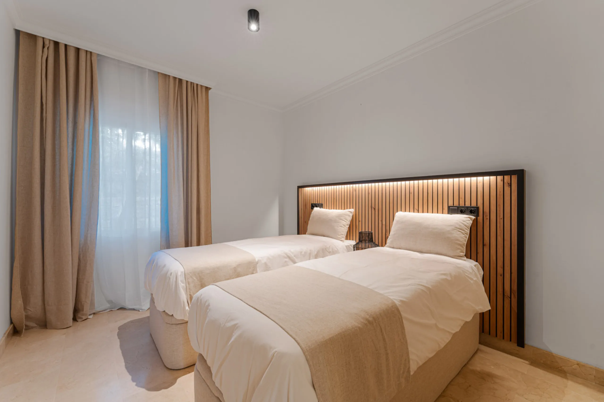 Montebello Apartment is an elegant three-bedroom, three-bathroom apartment for sale in Montebello Hills, an exclusive private community in Sierra Blanca on Marbella's Golden Mile. It combines refined style, modern functionality and a prime location that o