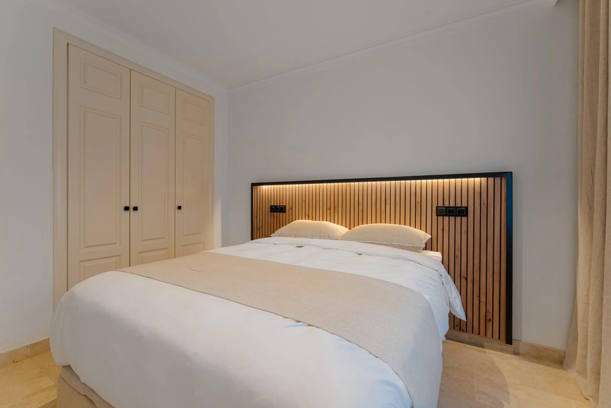 Montebello Apartment is an elegant three-bedroom, three-bathroom apartment for sale in Montebello Hills, an exclusive private community in Sierra Blanca on Marbella's Golden Mile. It combines refined style, modern functionality and a prime location that o