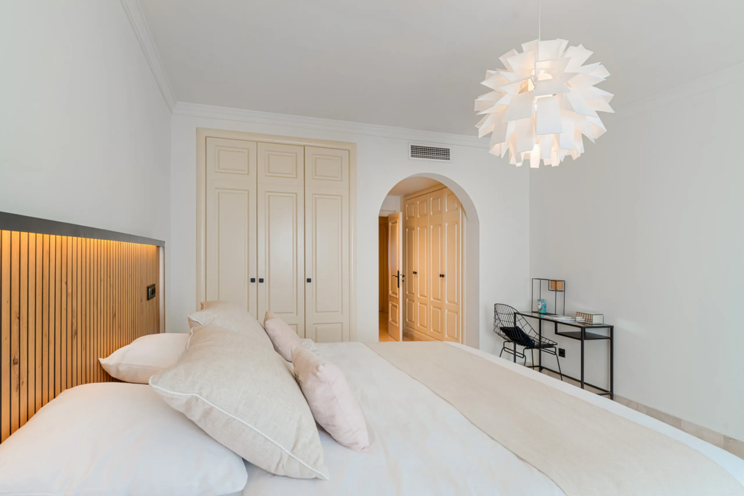 Montebello Apartment is an elegant three-bedroom, three-bathroom apartment for sale in Montebello Hills, an exclusive private community in Sierra Blanca on Marbella's Golden Mile. It combines refined style, modern functionality and a prime location that o