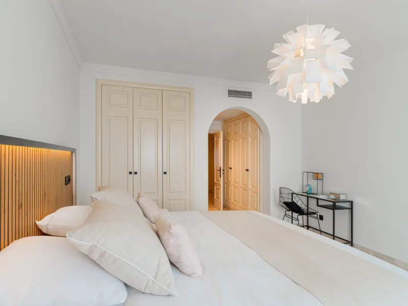 Montebello Apartment is an elegant three-bedroom, three-bathroom apartment for sale in Montebello Hills, an exclusive private community in Sierra Blanca on Marbella's Golden Mile. It combines refined style, modern functionality and a prime location that o