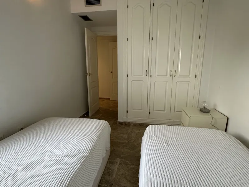 Prime location and excellent amenities, this 3 bedroom apartment is situated in the sought-after Los naranjos de Marbella, within the prestigious area of Nueva Andalucía benefiting from close proximity to a variety of amenities, including supermarkets, co