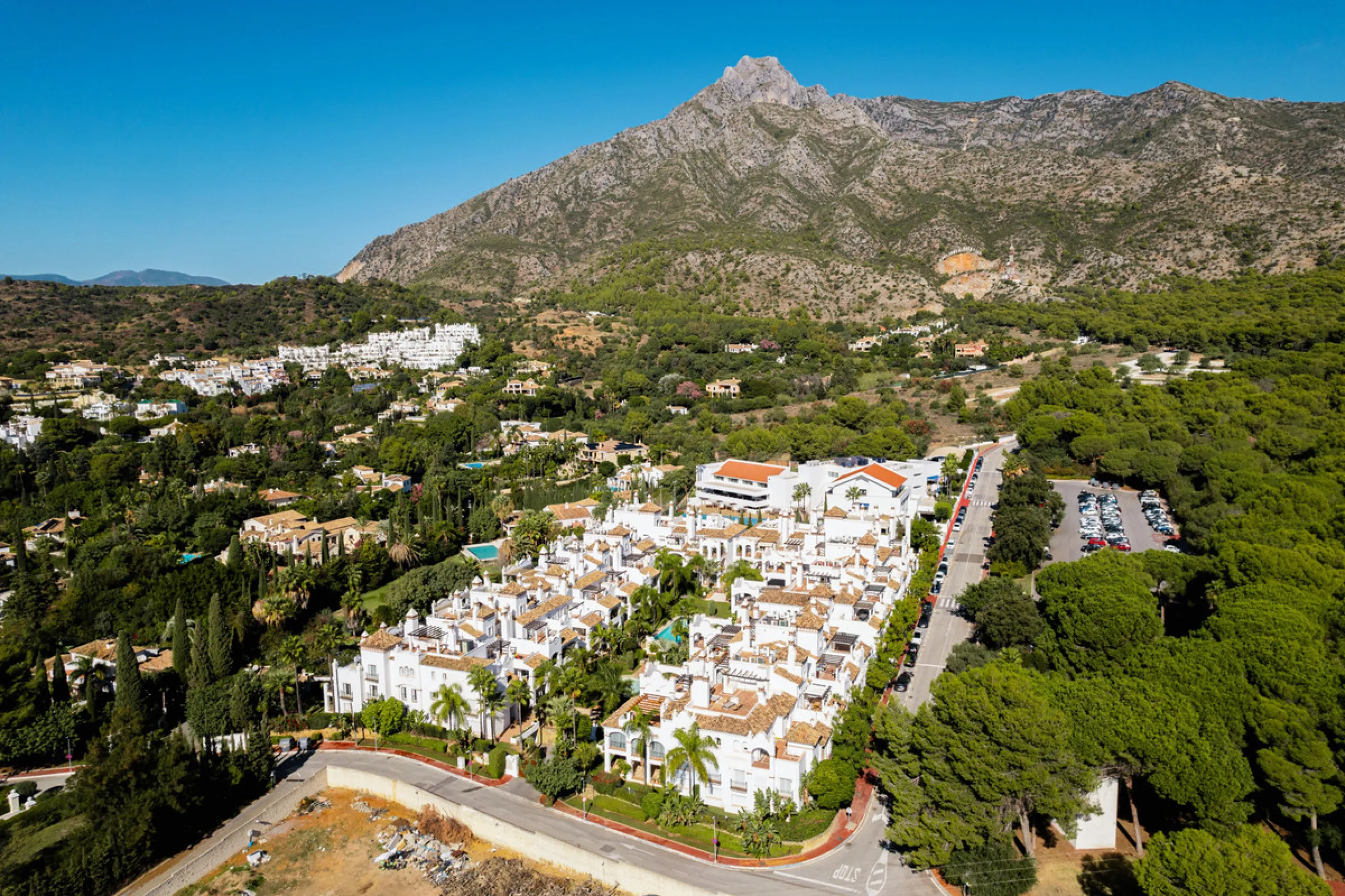 Montebello Apartment is an elegant three-bedroom, three-bathroom apartment for sale in Montebello Hills, an exclusive private community in Sierra Blanca on Marbella's Golden Mile. It combines refined style, modern functionality and a prime location that o