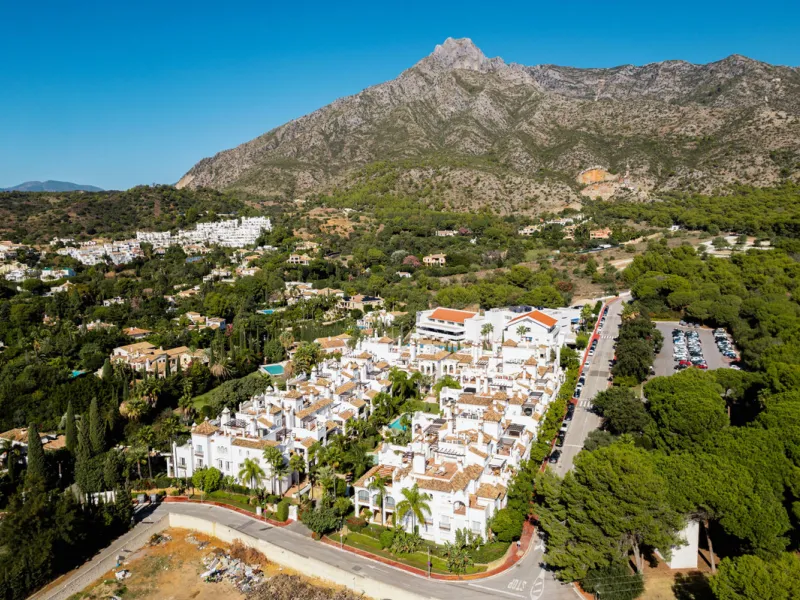 Montebello Apartment is an elegant three-bedroom, three-bathroom apartment for sale in Montebello Hills, an exclusive private community in Sierra Blanca on Marbella's Golden Mile. It combines refined style, modern functionality and a prime location that o