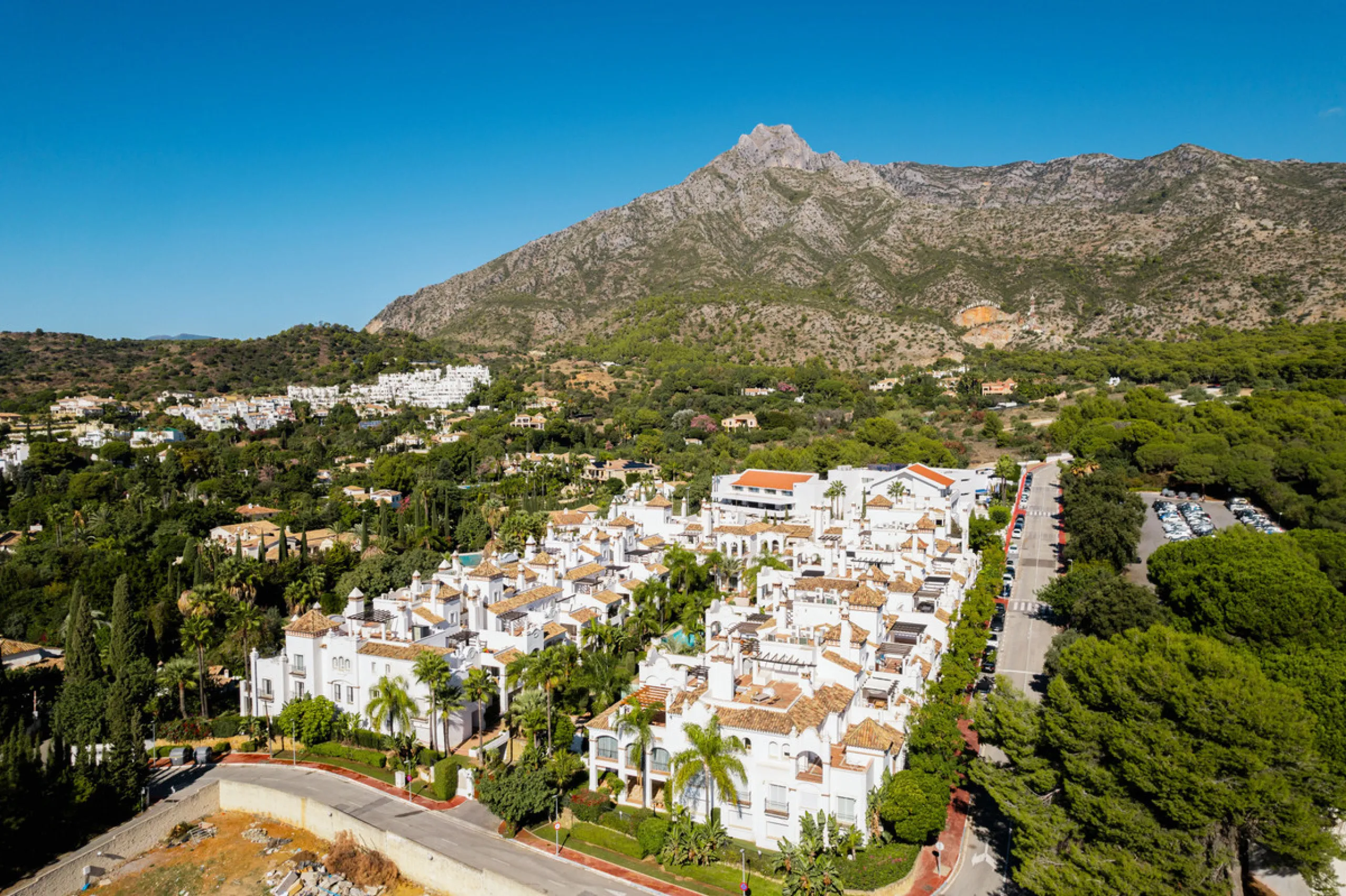 Montebello Apartment is an elegant three-bedroom, three-bathroom apartment for sale in Montebello Hills, an exclusive private community in Sierra Blanca on Marbella's Golden Mile. It combines refined style, modern functionality and a prime location that o