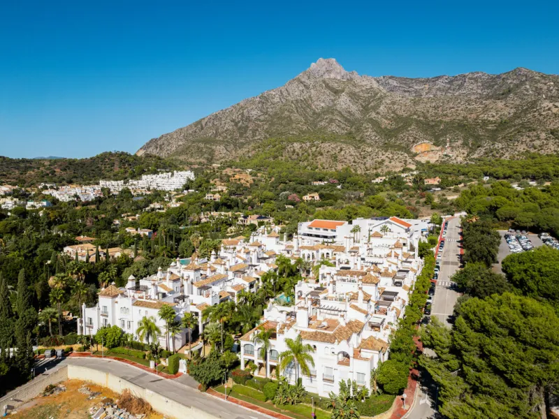 Montebello Apartment is an elegant three-bedroom, three-bathroom apartment for sale in Montebello Hills, an exclusive private community in Sierra Blanca on Marbella's Golden Mile. It combines refined style, modern functionality and a prime location that o