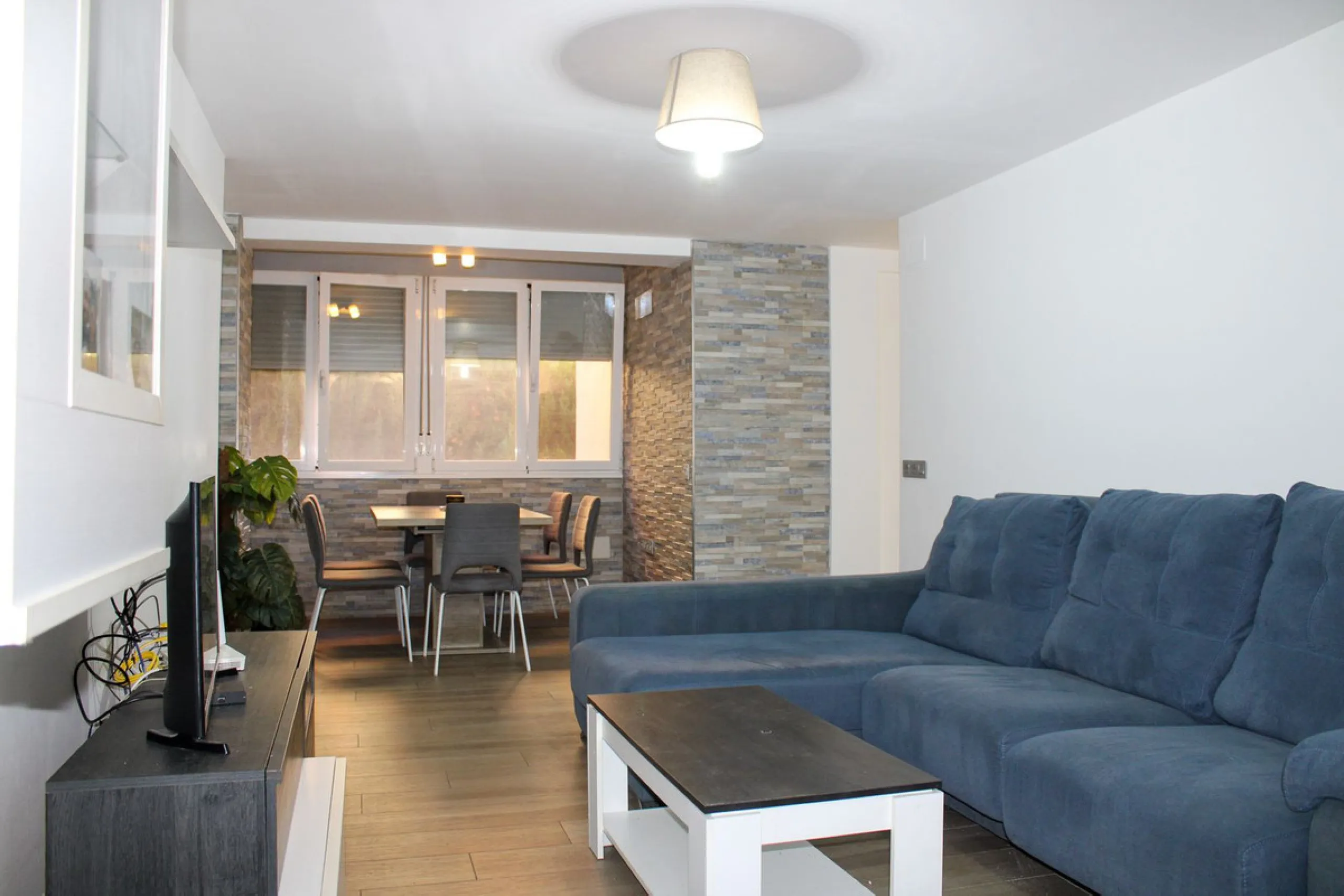Newly renovated apartment with 3 bright bedrooms and 1 bathroom on the first floor in the Ciudad Jardin area of Malaga, located in a gated community with security cameras, private parking and storage room. Bus stop just outside, which takes you down to th