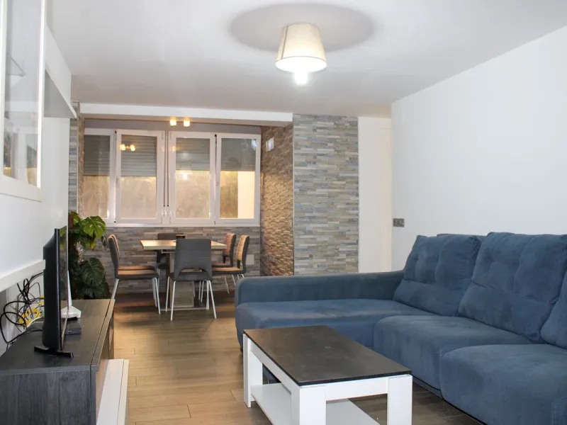 Newly renovated apartment with 3 bright bedrooms and 1 bathroom on the first floor in the Ciudad Jardin area of Malaga, located in a gated community with security cameras, private parking and storage room. Bus stop just outside, which takes you down to th