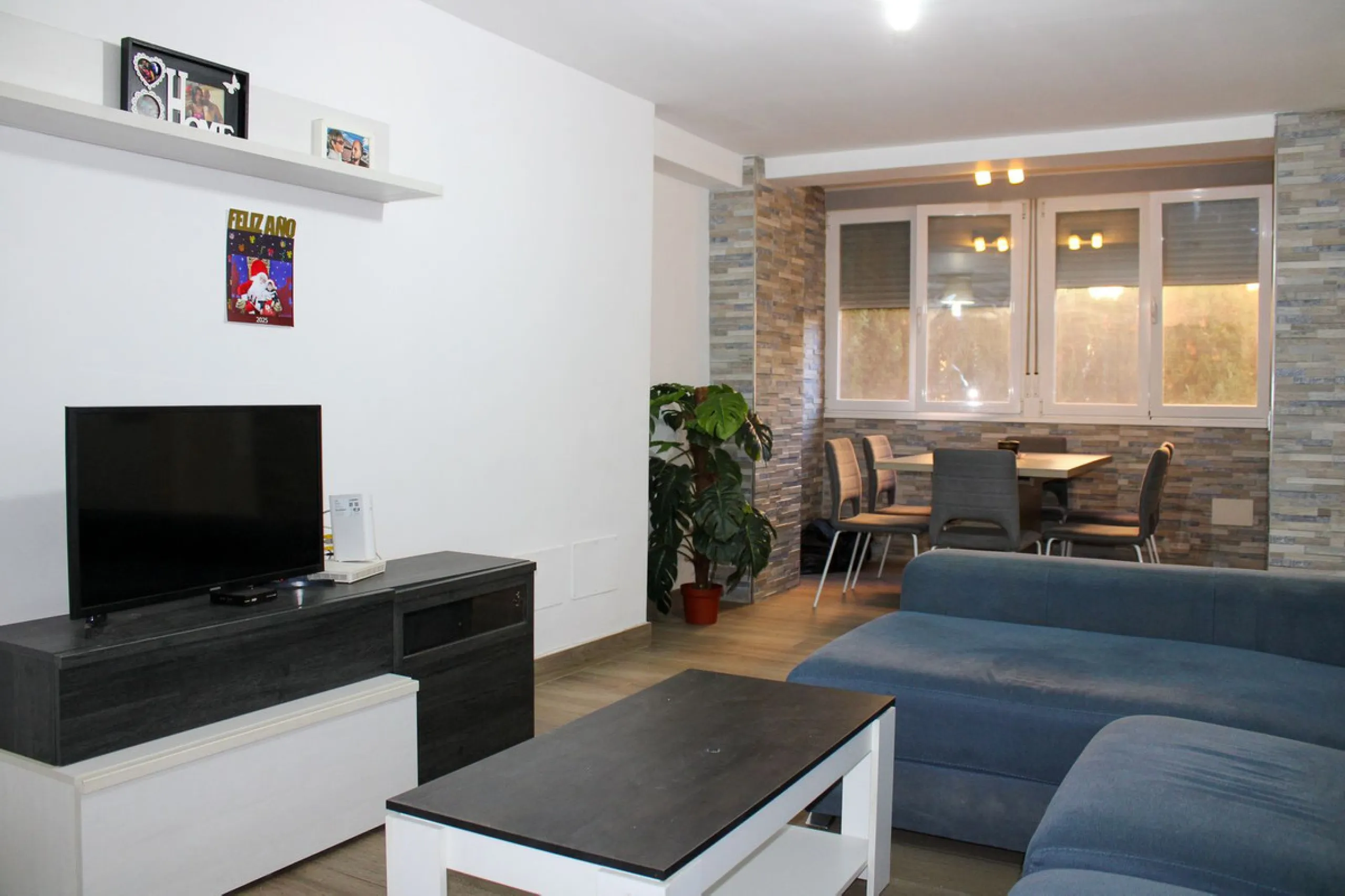 Newly renovated apartment with 3 bright bedrooms and 1 bathroom on the first floor in the Ciudad Jardin area of Malaga, located in a gated community with security cameras, private parking and storage room. Bus stop just outside, which takes you down to th