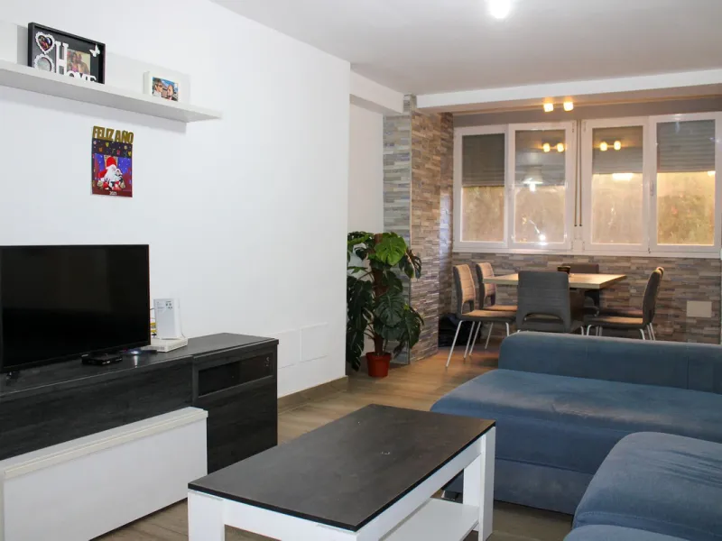 Newly renovated apartment with 3 bright bedrooms and 1 bathroom on the first floor in the Ciudad Jardin area of Malaga, located in a gated community with security cameras, private parking and storage room. Bus stop just outside, which takes you down to th
