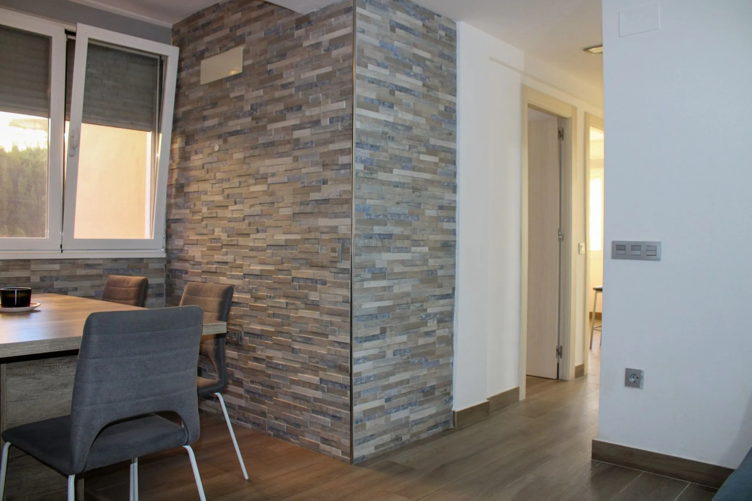 Newly renovated apartment with 3 bright bedrooms and 1 bathroom on the first floor in the Ciudad Jardin area of Malaga, located in a gated community with security cameras, private parking and storage room. Bus stop just outside, which takes you down to th