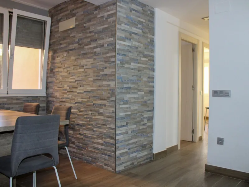 Newly renovated apartment with 3 bright bedrooms and 1 bathroom on the first floor in the Ciudad Jardin area of Malaga, located in a gated community with security cameras, private parking and storage room. Bus stop just outside, which takes you down to th
