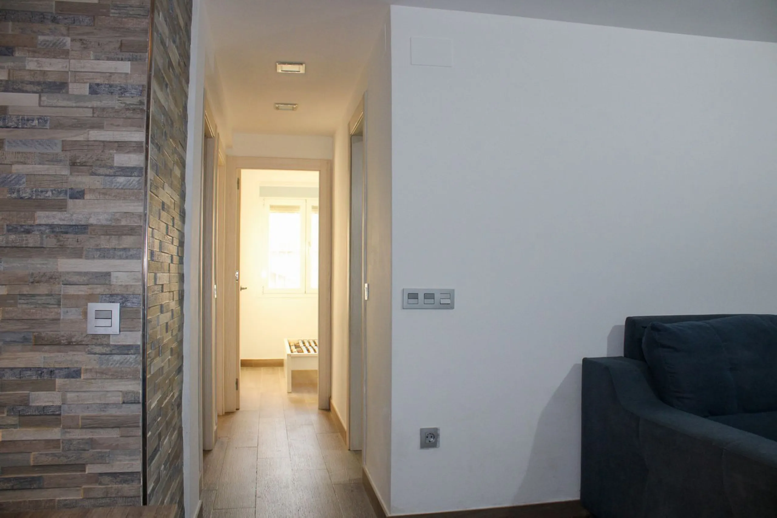 Newly renovated apartment with 3 bright bedrooms and 1 bathroom on the first floor in the Ciudad Jardin area of Malaga, located in a gated community with security cameras, private parking and storage room. Bus stop just outside, which takes you down to th