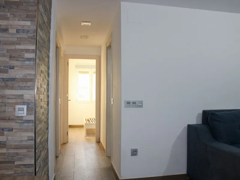 Newly renovated apartment with 3 bright bedrooms and 1 bathroom on the first floor in the Ciudad Jardin area of Malaga, located in a gated community with security cameras, private parking and storage room. Bus stop just outside, which takes you down to th