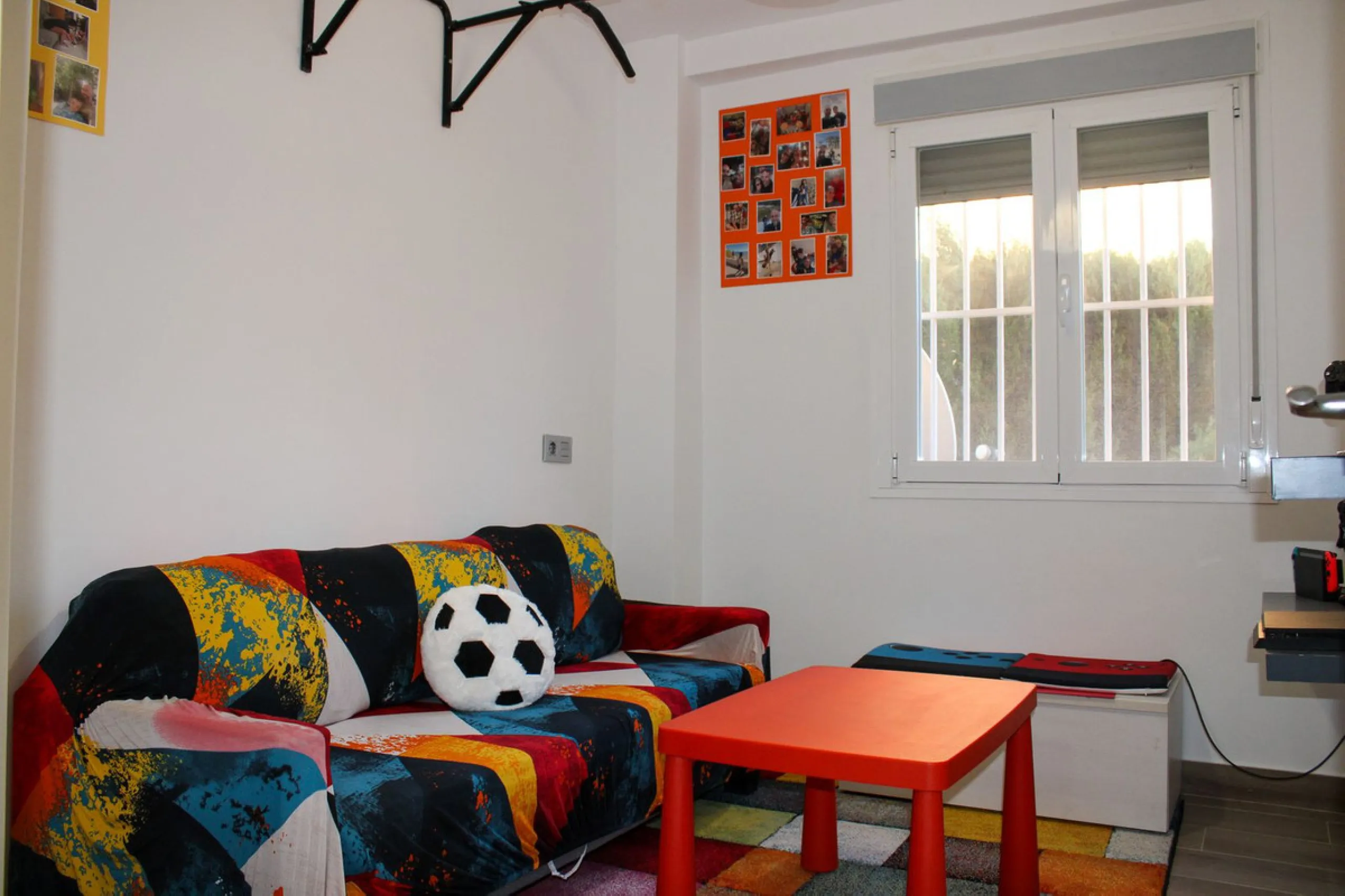 Newly renovated apartment with 3 bright bedrooms and 1 bathroom on the first floor in the Ciudad Jardin area of Malaga, located in a gated community with security cameras, private parking and storage room. Bus stop just outside, which takes you down to th