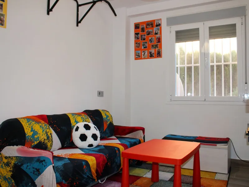 Newly renovated apartment with 3 bright bedrooms and 1 bathroom on the first floor in the Ciudad Jardin area of Malaga, located in a gated community with security cameras, private parking and storage room. Bus stop just outside, which takes you down to th