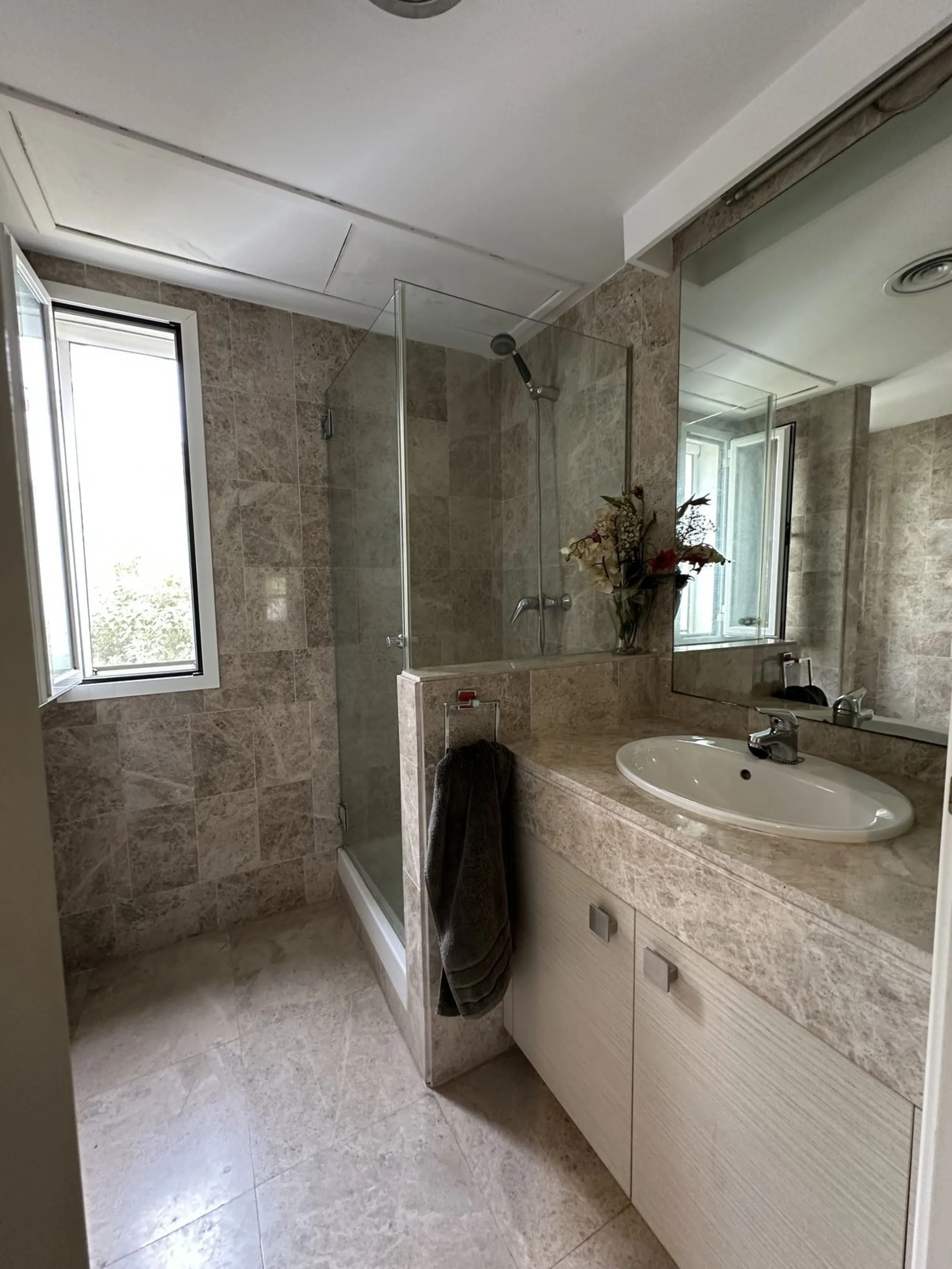 Prime location and excellent amenities, this 3 bedroom apartment is situated in the sought-after Los naranjos de Marbella, within the prestigious area of Nueva Andalucía benefiting from close proximity to a variety of amenities, including supermarkets, co