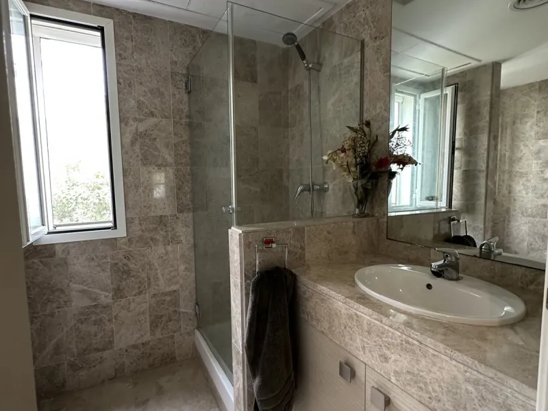 Prime location and excellent amenities, this 3 bedroom apartment is situated in the sought-after Los naranjos de Marbella, within the prestigious area of Nueva Andalucía benefiting from close proximity to a variety of amenities, including supermarkets, co
