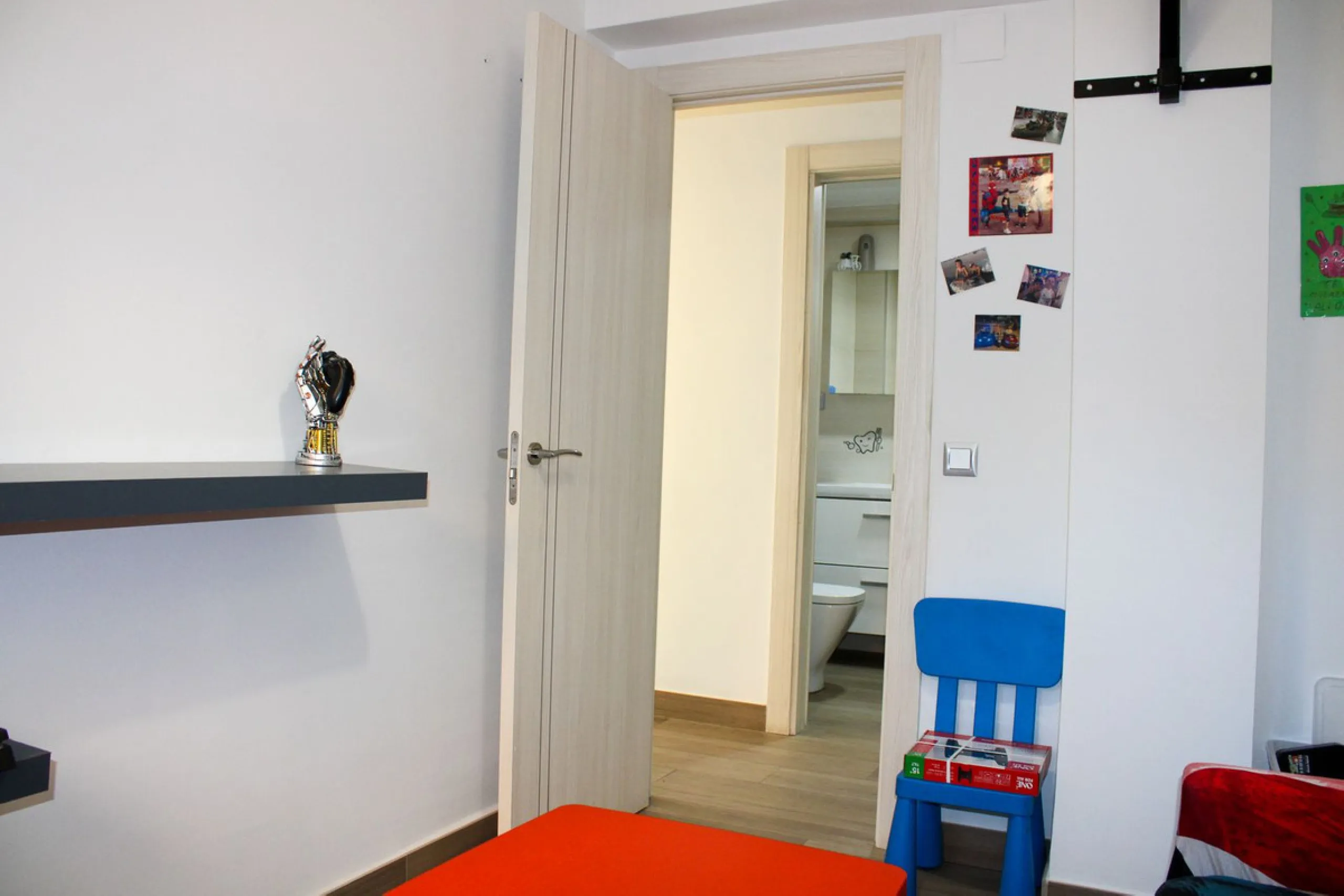 Newly renovated apartment with 3 bright bedrooms and 1 bathroom on the first floor in the Ciudad Jardin area of Malaga, located in a gated community with security cameras, private parking and storage room. Bus stop just outside, which takes you down to th