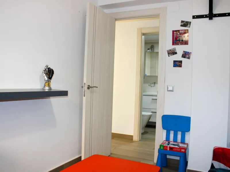 Newly renovated apartment with 3 bright bedrooms and 1 bathroom on the first floor in the Ciudad Jardin area of Malaga, located in a gated community with security cameras, private parking and storage room. Bus stop just outside, which takes you down to th