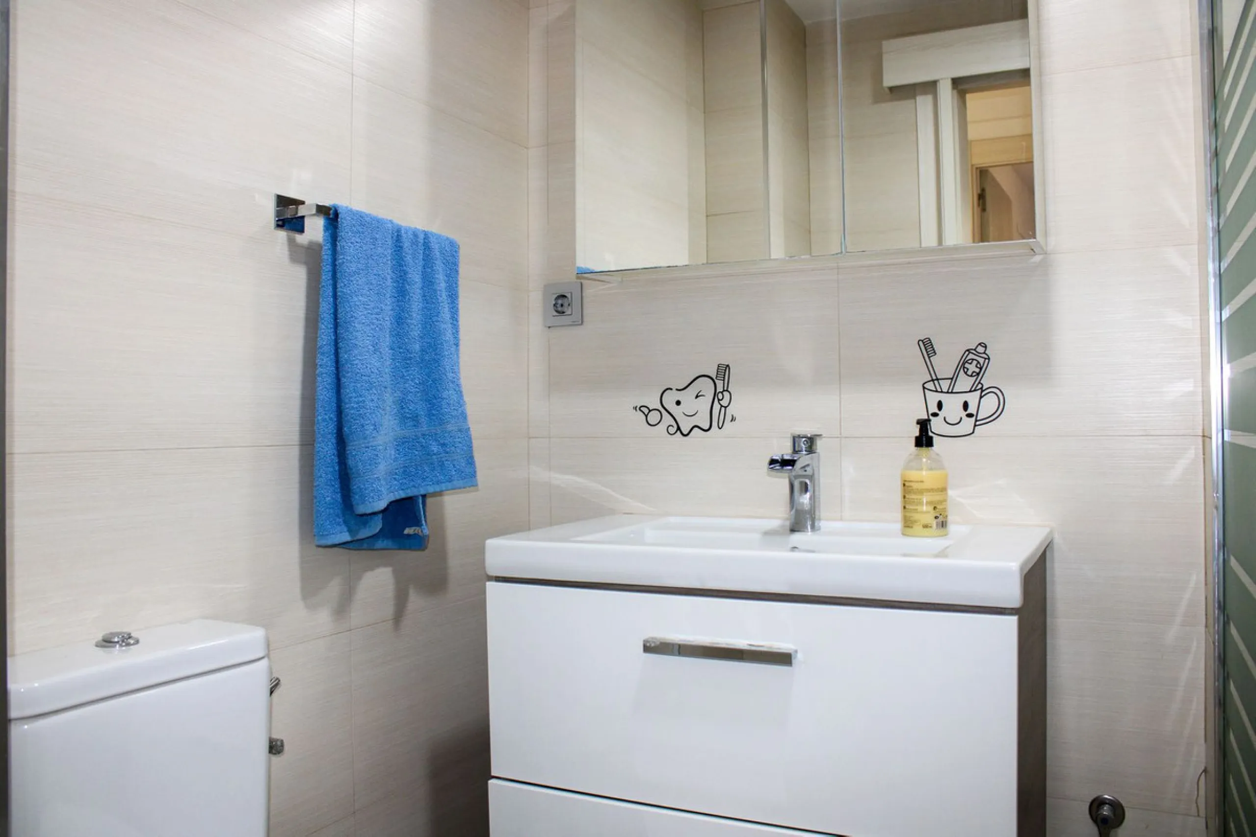 Newly renovated apartment with 3 bright bedrooms and 1 bathroom on the first floor in the Ciudad Jardin area of Malaga, located in a gated community with security cameras, private parking and storage room. Bus stop just outside, which takes you down to th