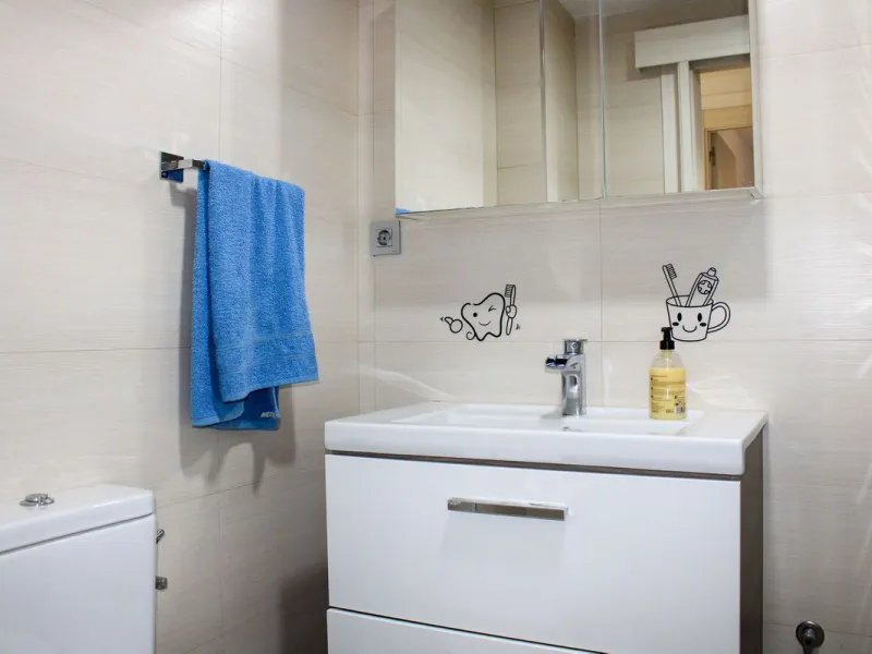 Newly renovated apartment with 3 bright bedrooms and 1 bathroom on the first floor in the Ciudad Jardin area of Malaga, located in a gated community with security cameras, private parking and storage room. Bus stop just outside, which takes you down to th