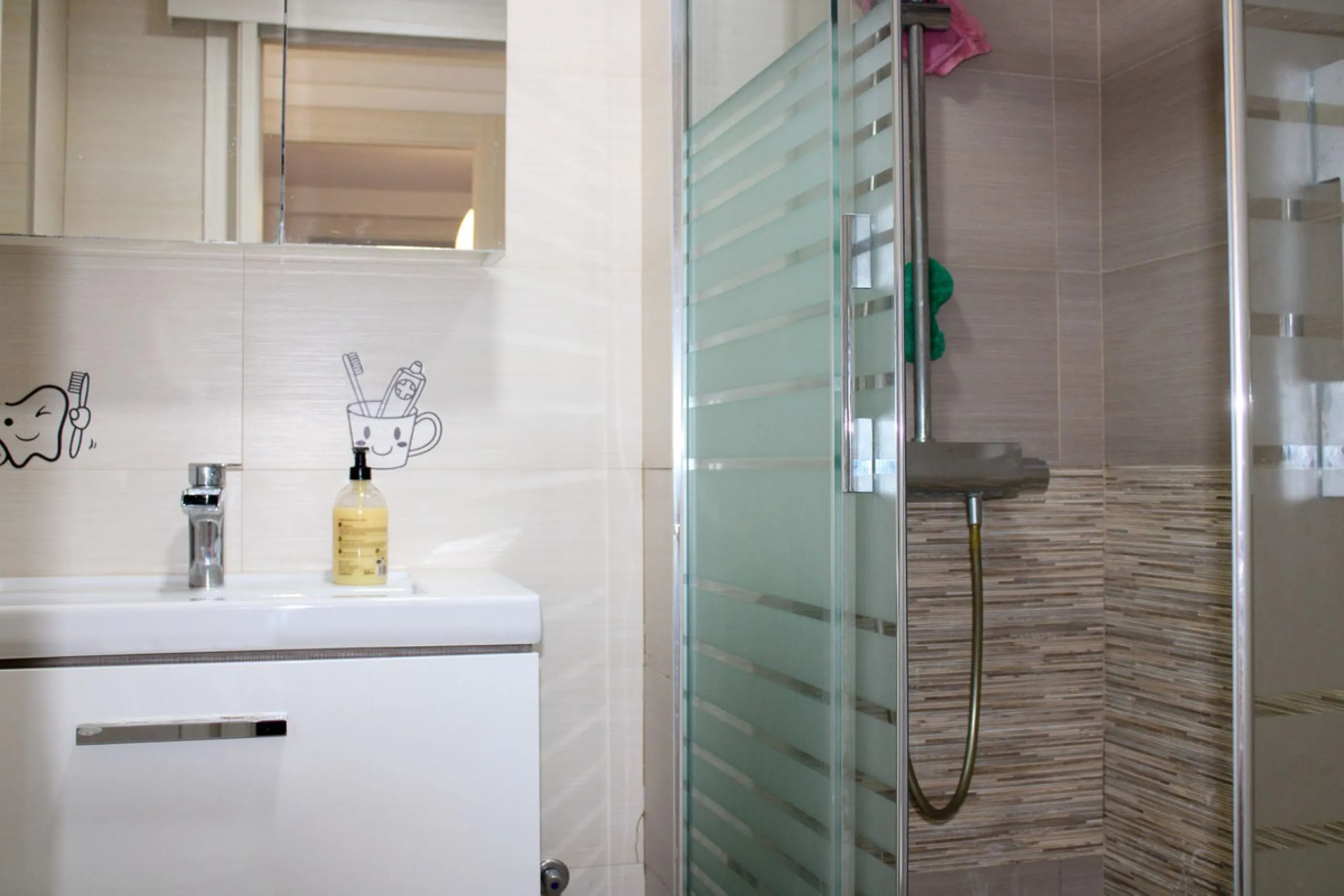 Newly renovated apartment with 3 bright bedrooms and 1 bathroom on the first floor in the Ciudad Jardin area of Malaga, located in a gated community with security cameras, private parking and storage room. Bus stop just outside, which takes you down to th