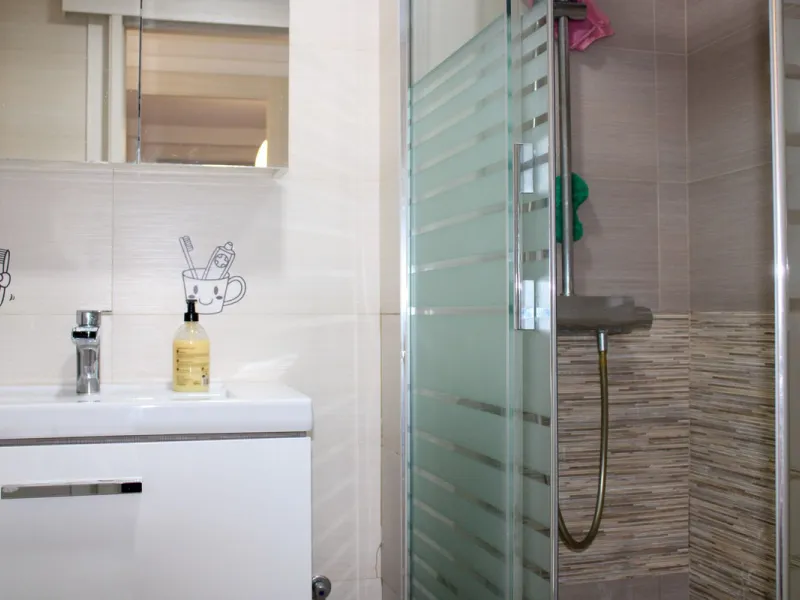 Newly renovated apartment with 3 bright bedrooms and 1 bathroom on the first floor in the Ciudad Jardin area of Malaga, located in a gated community with security cameras, private parking and storage room. Bus stop just outside, which takes you down to th