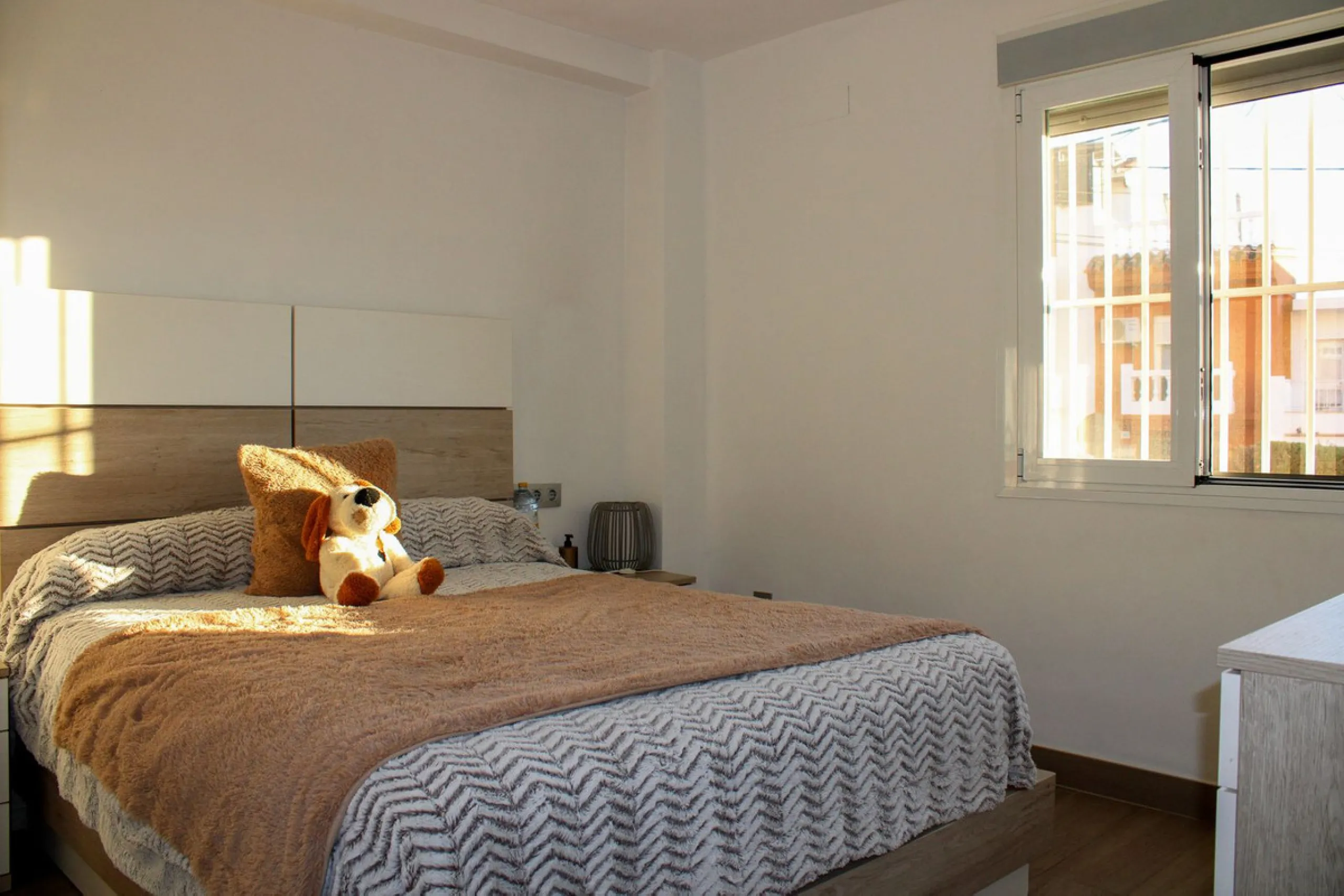 Newly renovated apartment with 3 bright bedrooms and 1 bathroom on the first floor in the Ciudad Jardin area of Malaga, located in a gated community with security cameras, private parking and storage room. Bus stop just outside, which takes you down to th
