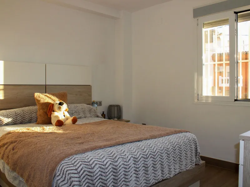 Newly renovated apartment with 3 bright bedrooms and 1 bathroom on the first floor in the Ciudad Jardin area of Malaga, located in a gated community with security cameras, private parking and storage room. Bus stop just outside, which takes you down to th
