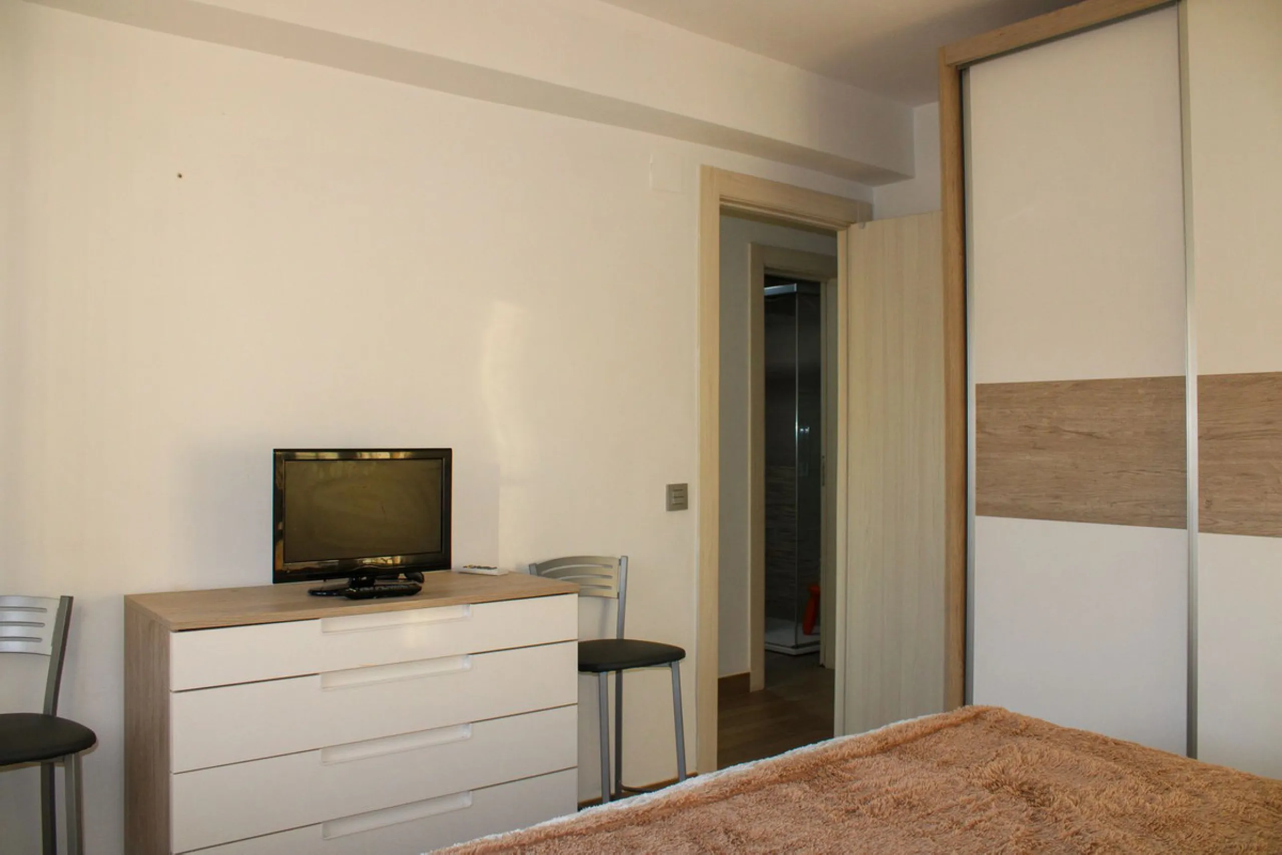 Newly renovated apartment with 3 bright bedrooms and 1 bathroom on the first floor in the Ciudad Jardin area of Malaga, located in a gated community with security cameras, private parking and storage room. Bus stop just outside, which takes you down to th