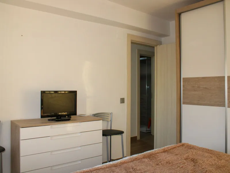 Newly renovated apartment with 3 bright bedrooms and 1 bathroom on the first floor in the Ciudad Jardin area of Malaga, located in a gated community with security cameras, private parking and storage room. Bus stop just outside, which takes you down to th