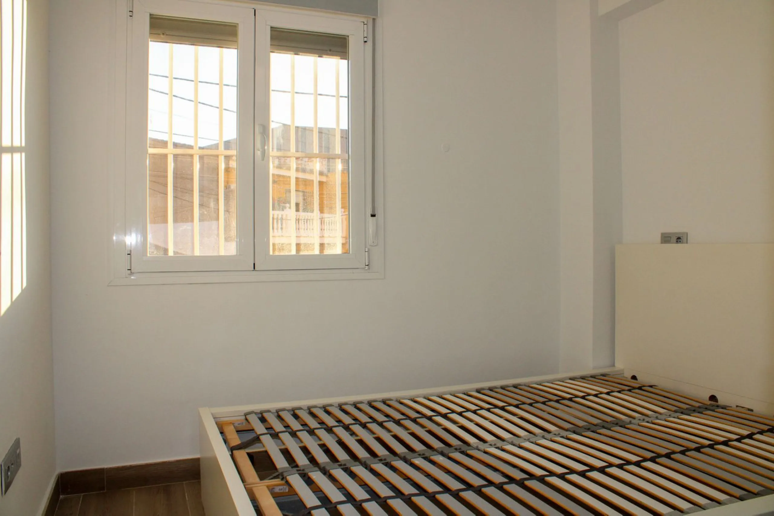 Newly renovated apartment with 3 bright bedrooms and 1 bathroom on the first floor in the Ciudad Jardin area of Malaga, located in a gated community with security cameras, private parking and storage room. Bus stop just outside, which takes you down to th