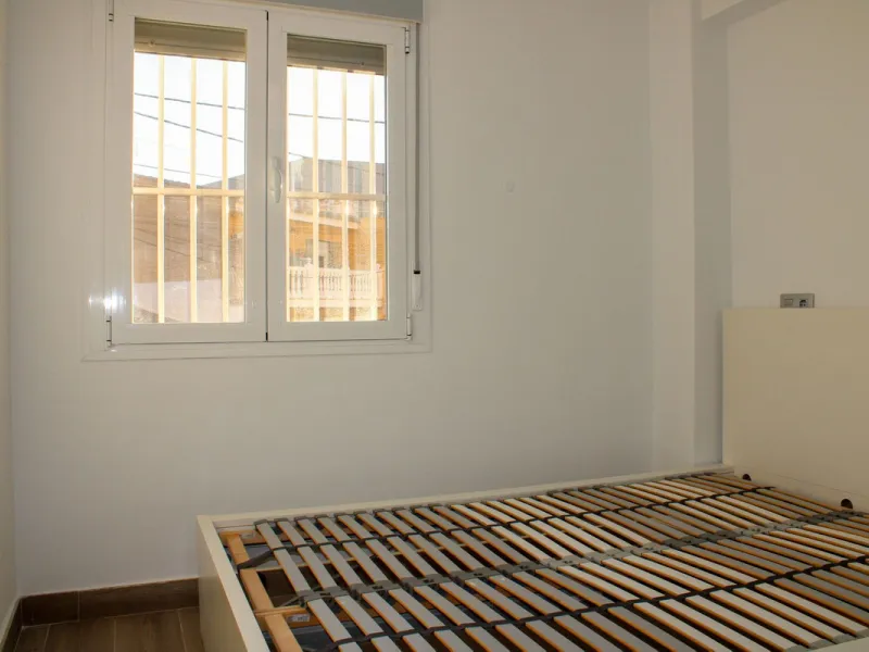 Newly renovated apartment with 3 bright bedrooms and 1 bathroom on the first floor in the Ciudad Jardin area of Malaga, located in a gated community with security cameras, private parking and storage room. Bus stop just outside, which takes you down to th