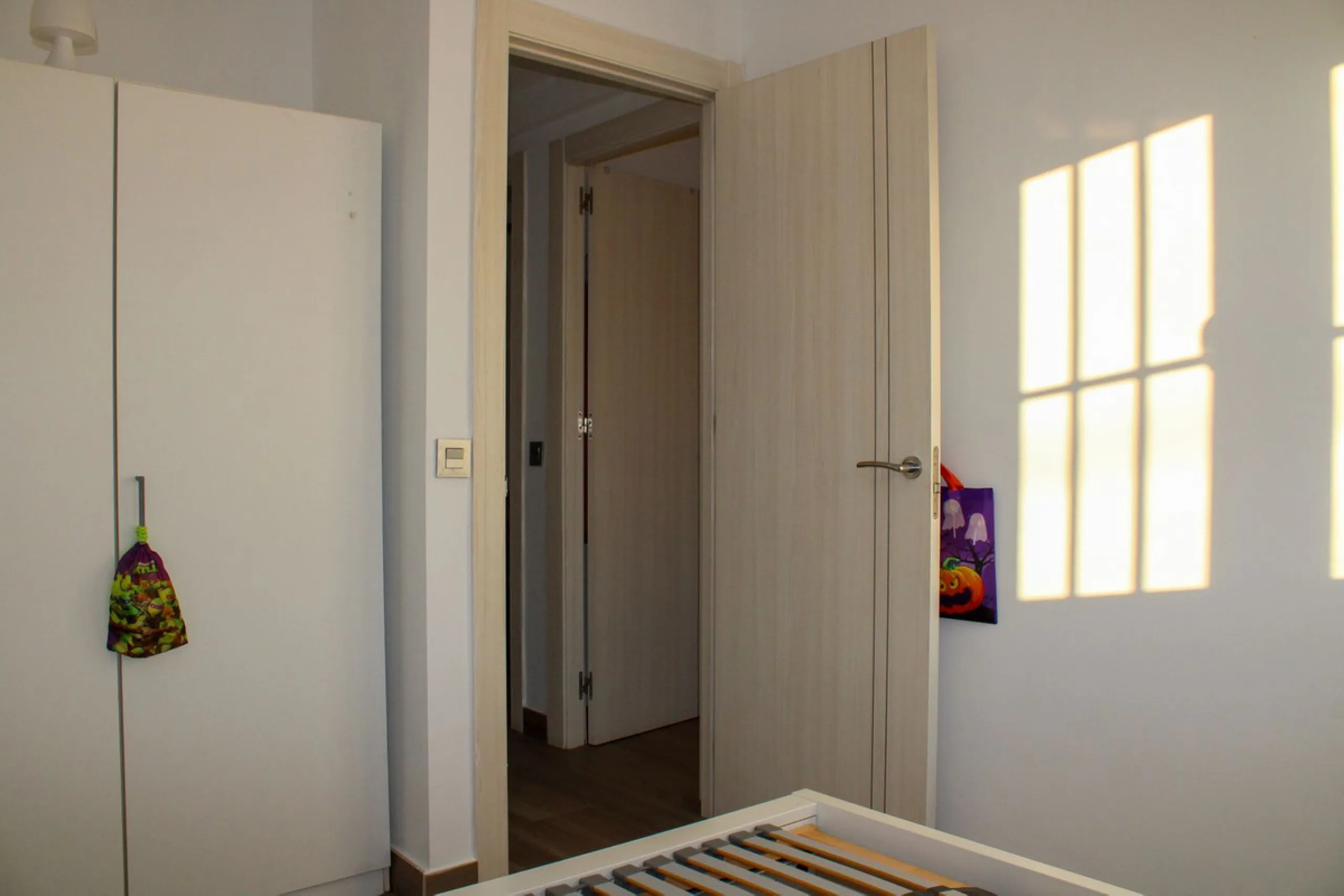 Newly renovated apartment with 3 bright bedrooms and 1 bathroom on the first floor in the Ciudad Jardin area of Malaga, located in a gated community with security cameras, private parking and storage room. Bus stop just outside, which takes you down to th