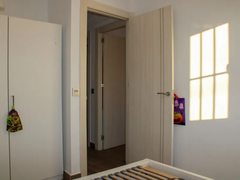 Newly renovated apartment with 3 bright bedrooms and 1 bathroom on the first floor in the Ciudad Jardin area of Malaga, located in a gated community with security cameras, private parking and storage room. Bus stop just outside, which takes you down to th
