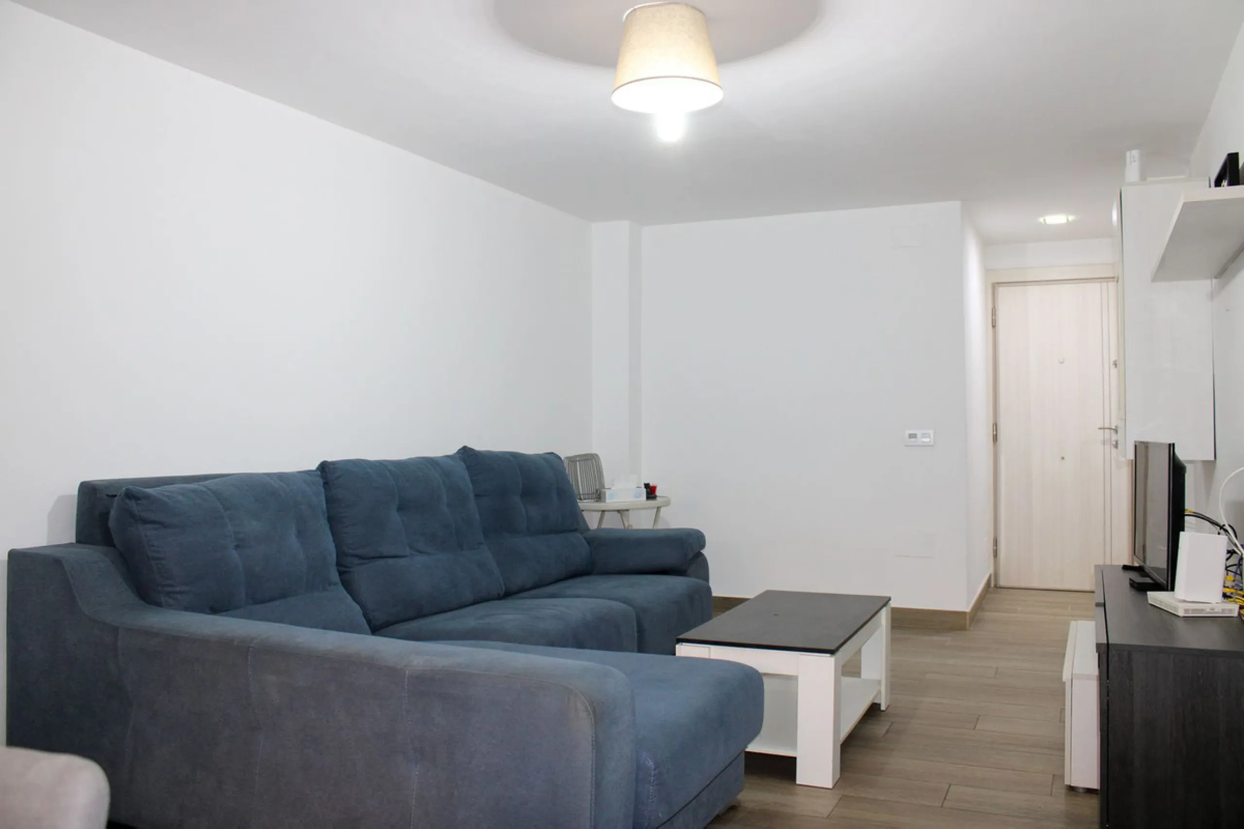 Newly renovated apartment with 3 bright bedrooms and 1 bathroom on the first floor in the Ciudad Jardin area of Malaga, located in a gated community with security cameras, private parking and storage room. Bus stop just outside, which takes you down to th