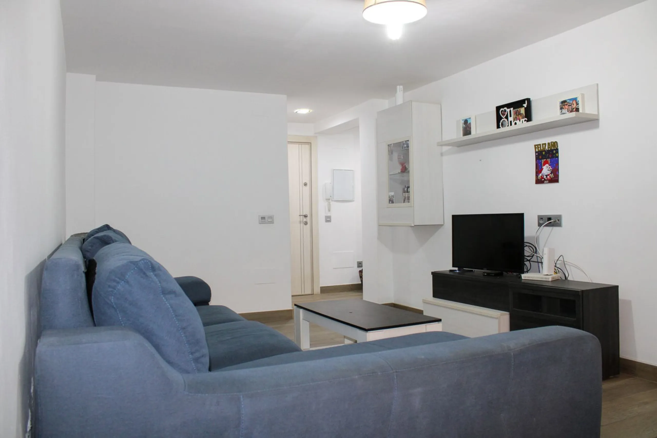 Newly renovated apartment with 3 bright bedrooms and 1 bathroom on the first floor in the Ciudad Jardin area of Malaga, located in a gated community with security cameras, private parking and storage room. Bus stop just outside, which takes you down to th