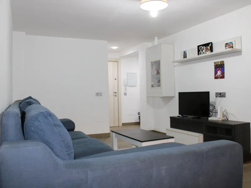 Newly renovated apartment with 3 bright bedrooms and 1 bathroom on the first floor in the Ciudad Jardin area of Malaga, located in a gated community with security cameras, private parking and storage room. Bus stop just outside, which takes you down to th