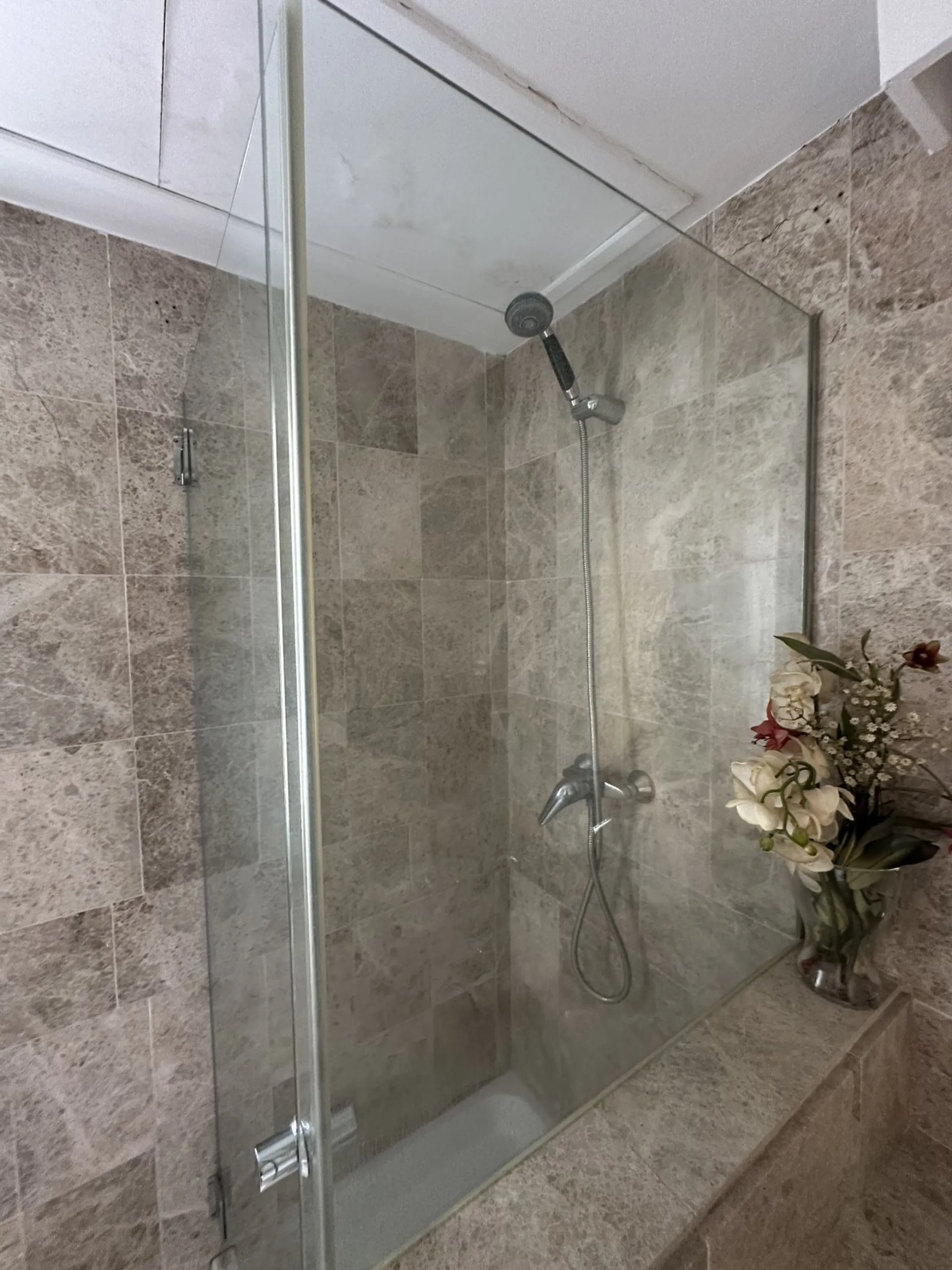Prime location and excellent amenities, this 3 bedroom apartment is situated in the sought-after Los naranjos de Marbella, within the prestigious area of Nueva Andalucía benefiting from close proximity to a variety of amenities, including supermarkets, co