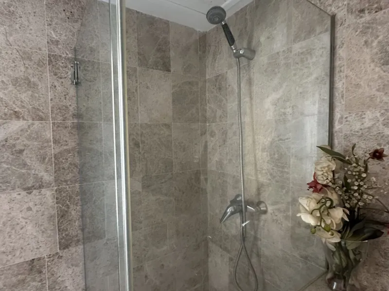 Prime location and excellent amenities, this 3 bedroom apartment is situated in the sought-after Los naranjos de Marbella, within the prestigious area of Nueva Andalucía benefiting from close proximity to a variety of amenities, including supermarkets, co