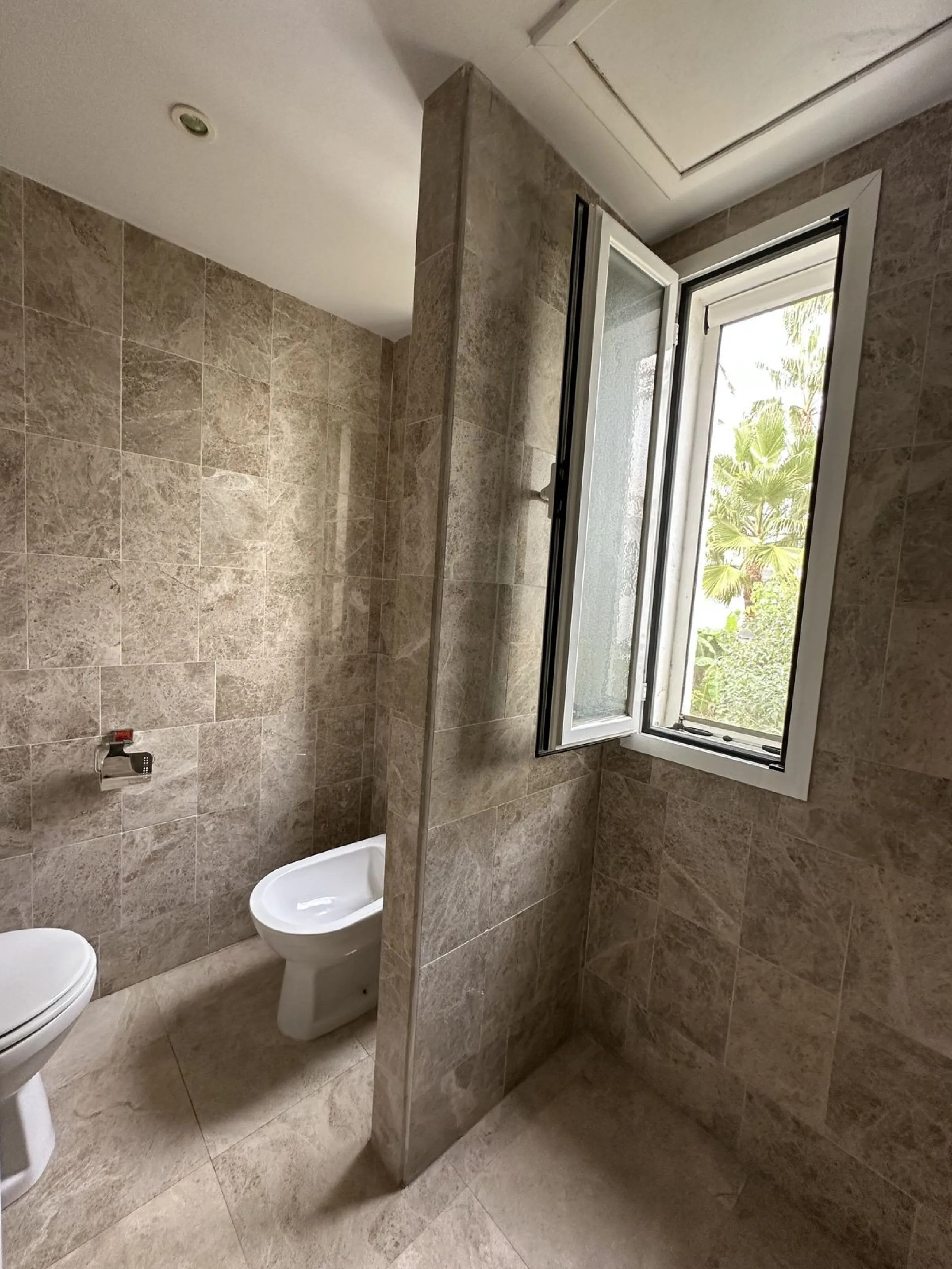Prime location and excellent amenities, this 3 bedroom apartment is situated in the sought-after Los naranjos de Marbella, within the prestigious area of Nueva Andalucía benefiting from close proximity to a variety of amenities, including supermarkets, co