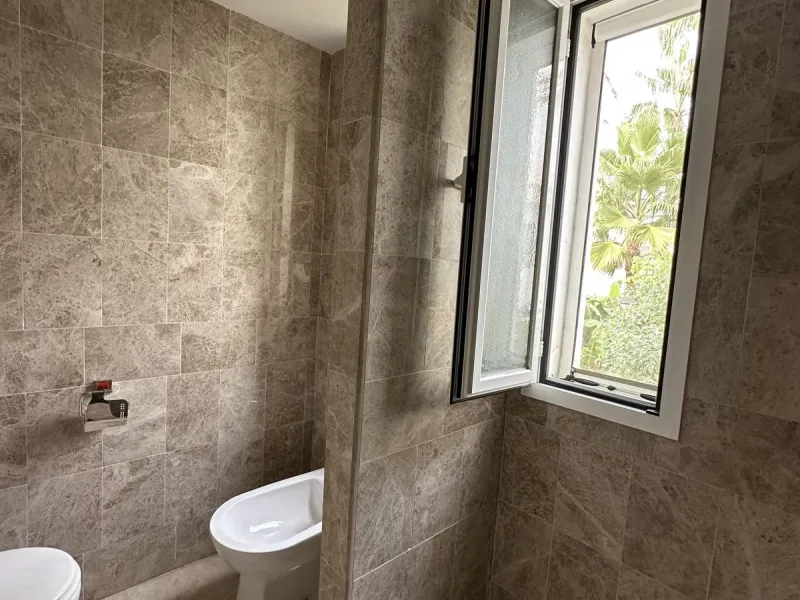 Prime location and excellent amenities, this 3 bedroom apartment is situated in the sought-after Los naranjos de Marbella, within the prestigious area of Nueva Andalucía benefiting from close proximity to a variety of amenities, including supermarkets, co
