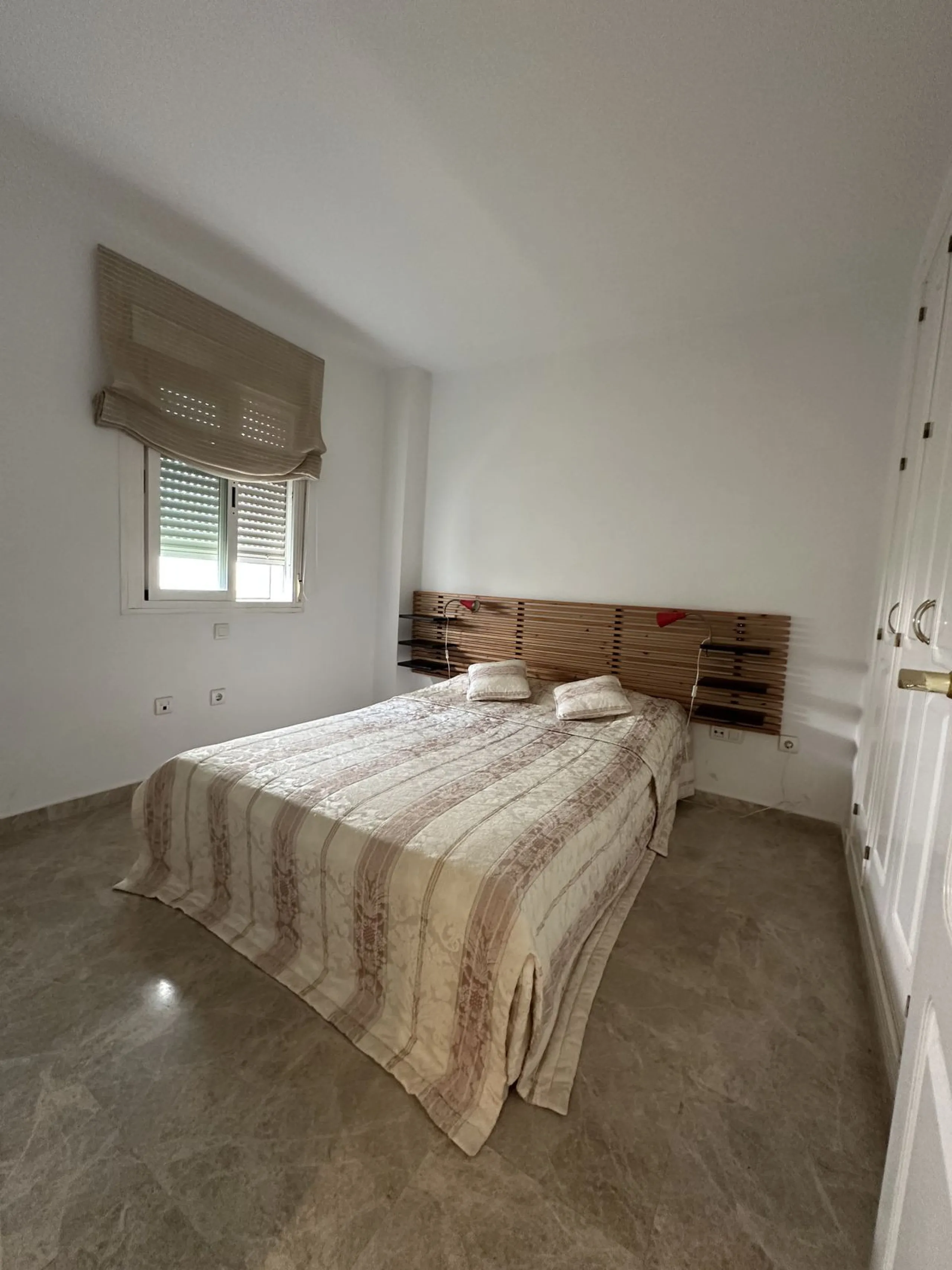 Prime location and excellent amenities, this 3 bedroom apartment is situated in the sought-after Los naranjos de Marbella, within the prestigious area of Nueva Andalucía benefiting from close proximity to a variety of amenities, including supermarkets, co