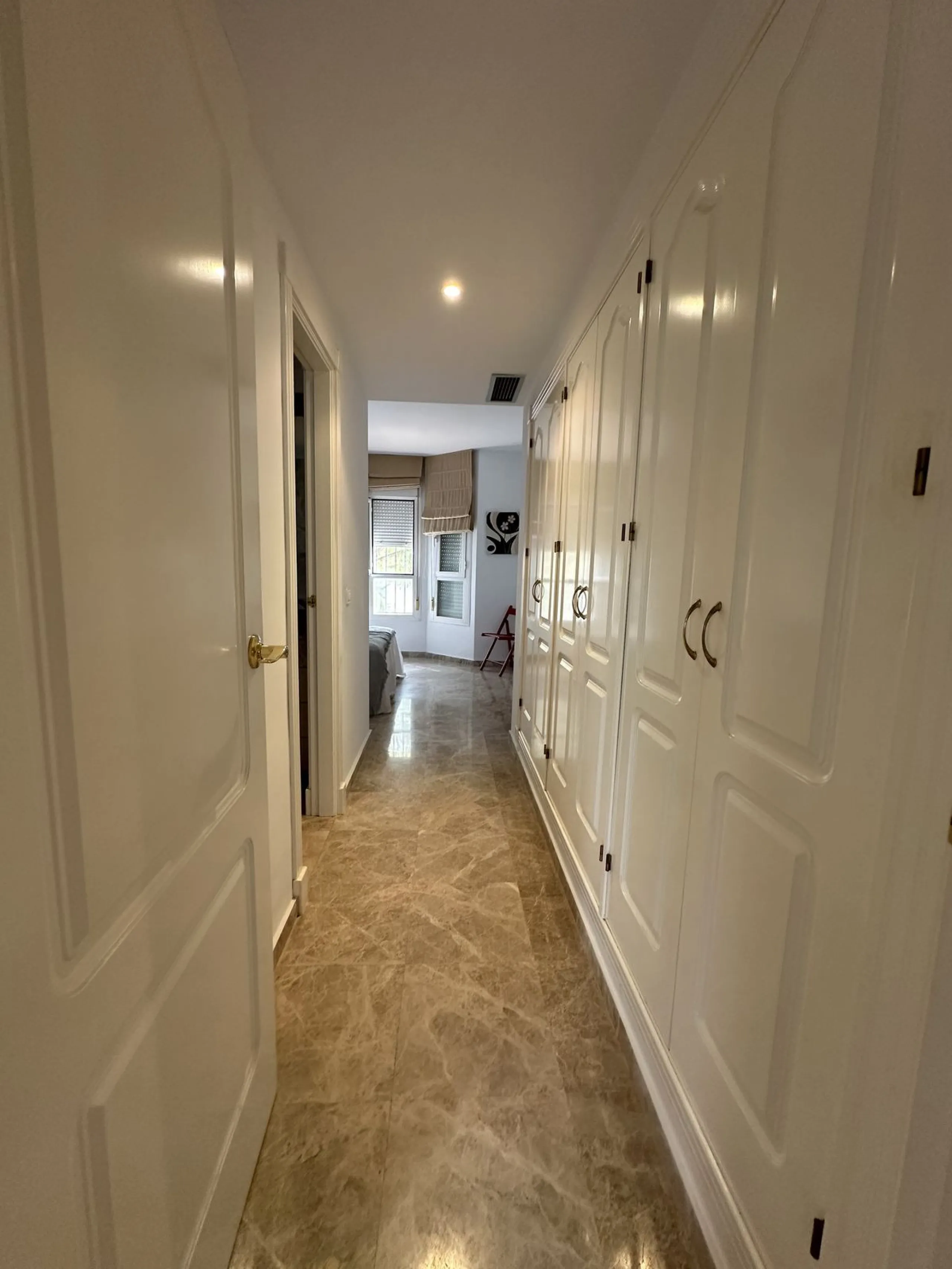 Prime location and excellent amenities, this 3 bedroom apartment is situated in the sought-after Los naranjos de Marbella, within the prestigious area of Nueva Andalucía benefiting from close proximity to a variety of amenities, including supermarkets, co